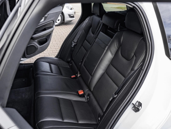 Volvo V60 cena 106900 przebieg: 162600, rok produkcji 2019 z Bobowa małe 781